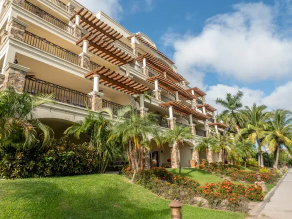 Fachada de Serena Residences, condominio en Marina Campo de Golf, Mazatlán