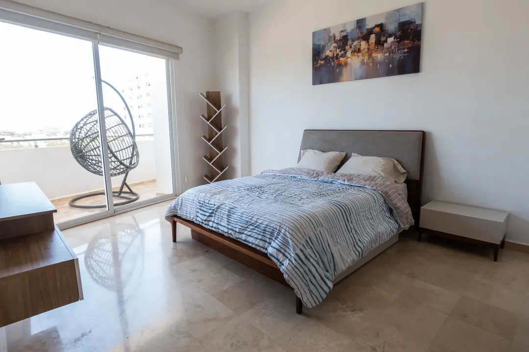 recamara principal con balcon departamento renta marina
