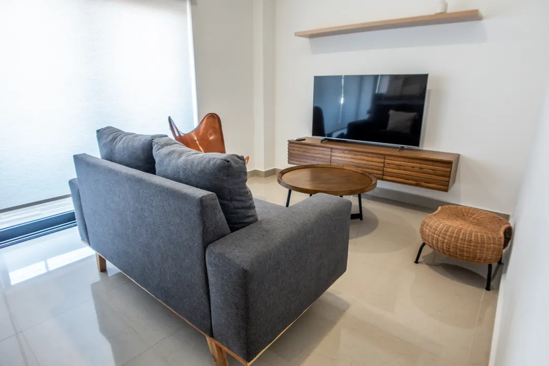 sala con televisión departamento renta torre 5