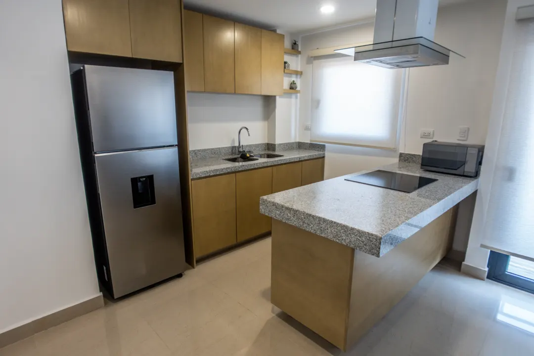 cocina con refrigerador departamento renta torre 5