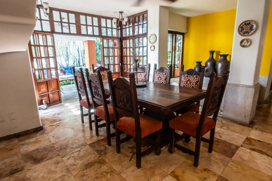 comedor con ventanal al jardín