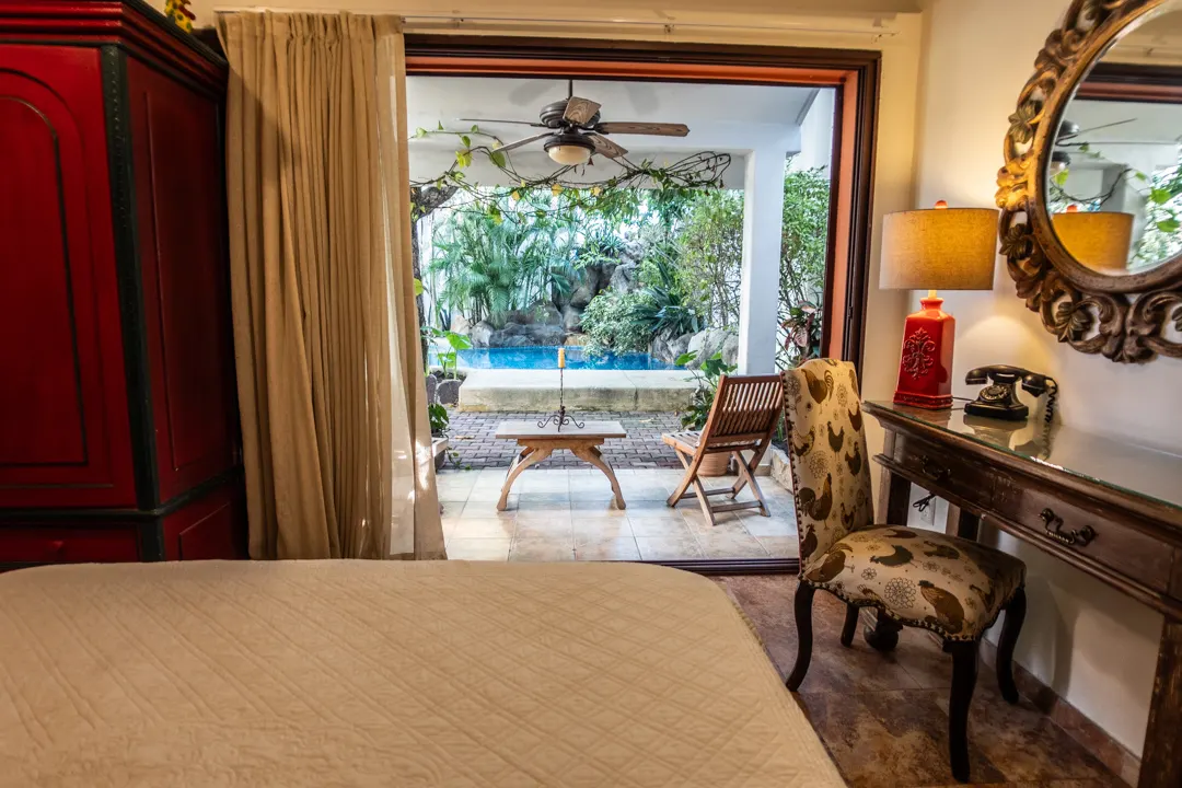 vista a la alberca desde la recamara Casa de Lujo en Centro Histórico Mazatlán