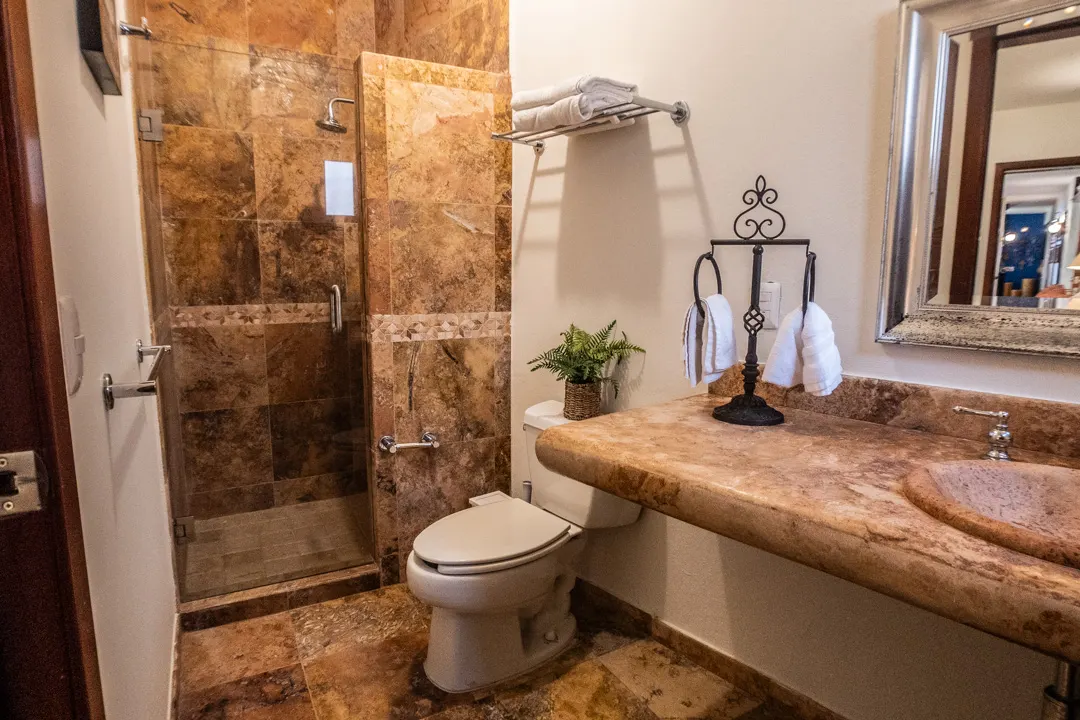 baño con acabados de mármol Casa de Lujo en Centro Histórico Mazatlán