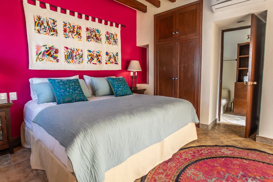 recamara y baño con acabados mexicanos Casa de Lujo en Centro Histórico Mazatlán
