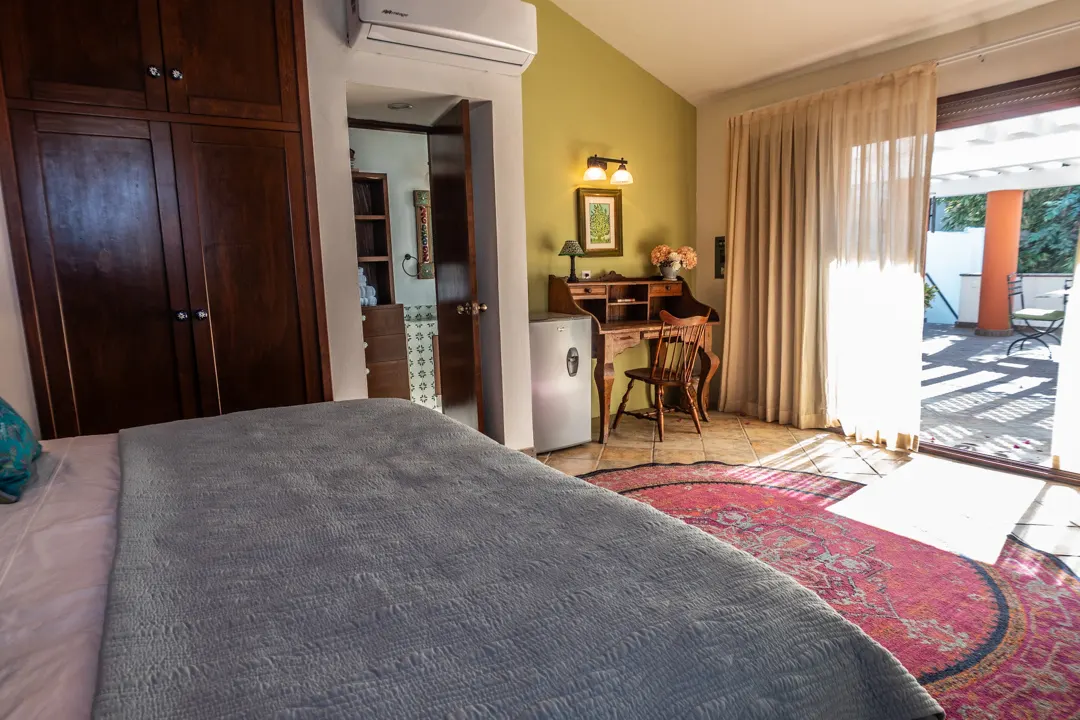vista a la terraza desde la recaamara con acabados mexicanos Casa de Lujo en Centro Histórico Mazatlán