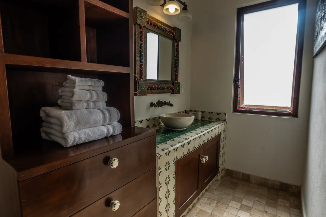 baño de la recamara con acabados mexicanos Casa de Lujo en Centro Histórico Mazatlán
