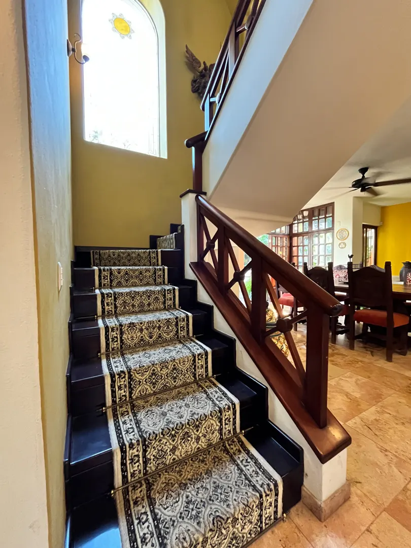 escaleras con alfombra Casa de Lujo en Centro Histórico Mazatlán