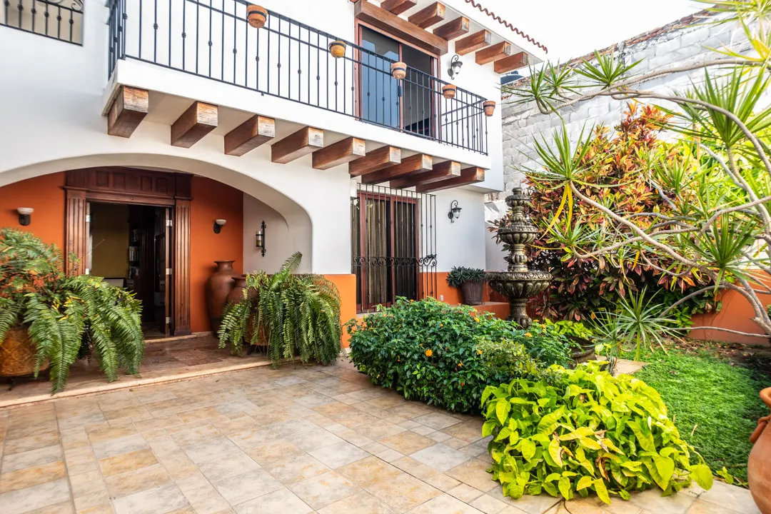 jardin y fachada Casa de Lujo en Centro Histórico Mazatlán