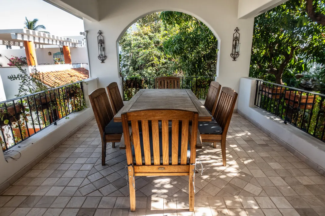comedor en jardín exterior Casa de Lujo en Centro Histórico Mazatlán