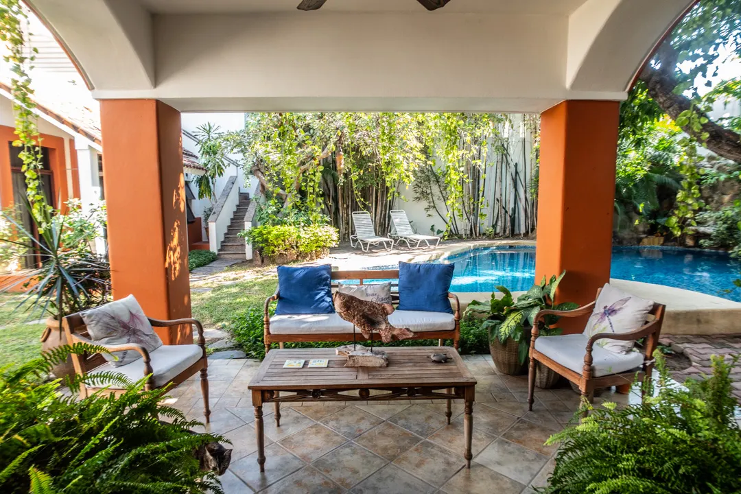 vistas de sala exterior y alberca Casa de Lujo en Centro Histórico Mazatlán