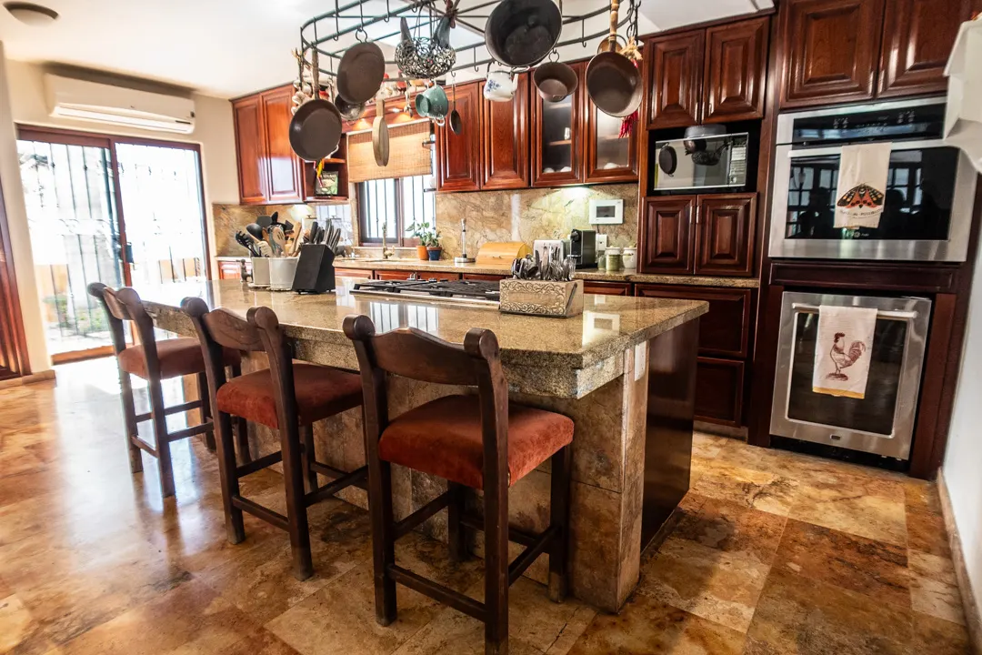 cocina con electrodomésticos de alta gama Casa de Lujo en Centro Histórico Mazatlán