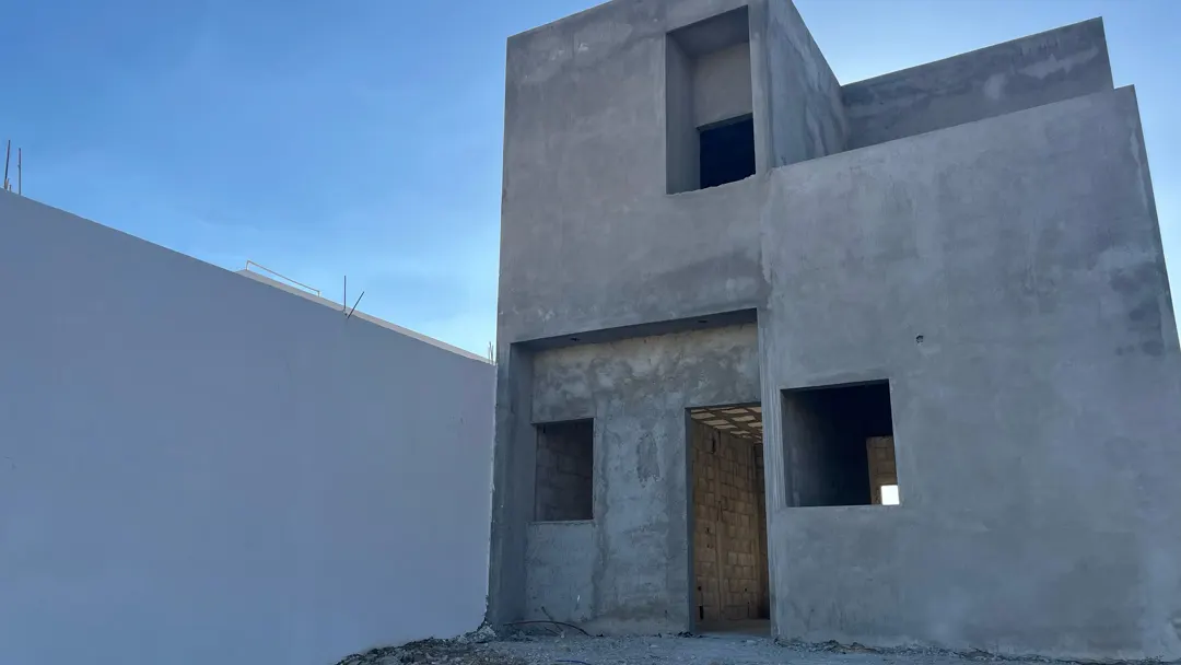 vista lateral fachada casa en venta en rincon real