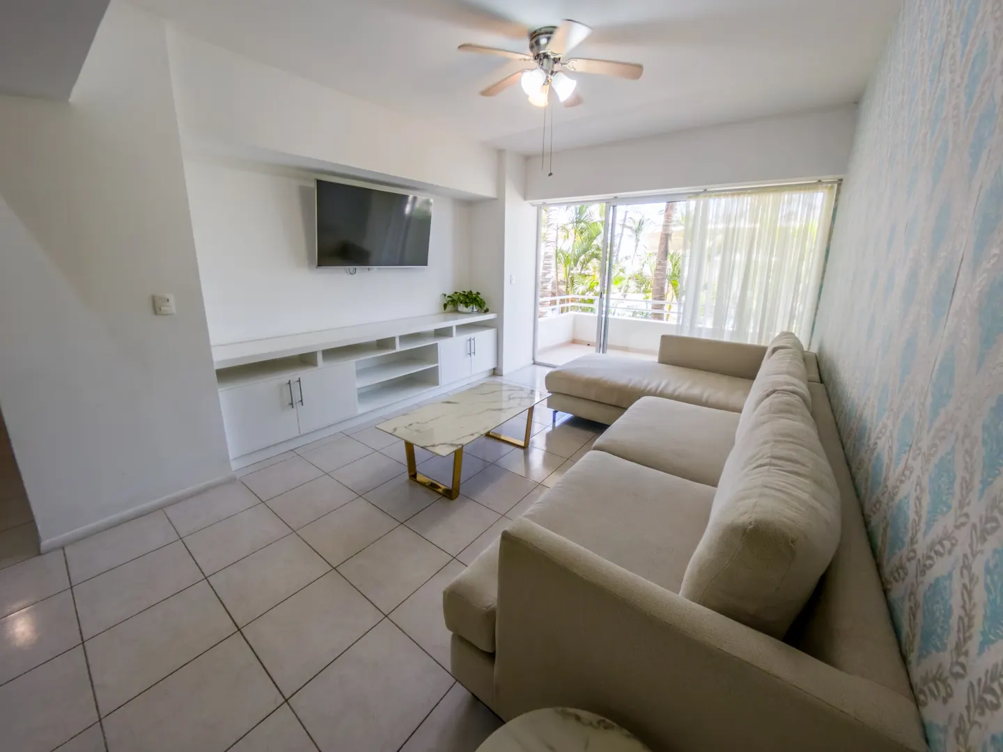 sala con televisión departamento venta quintas II