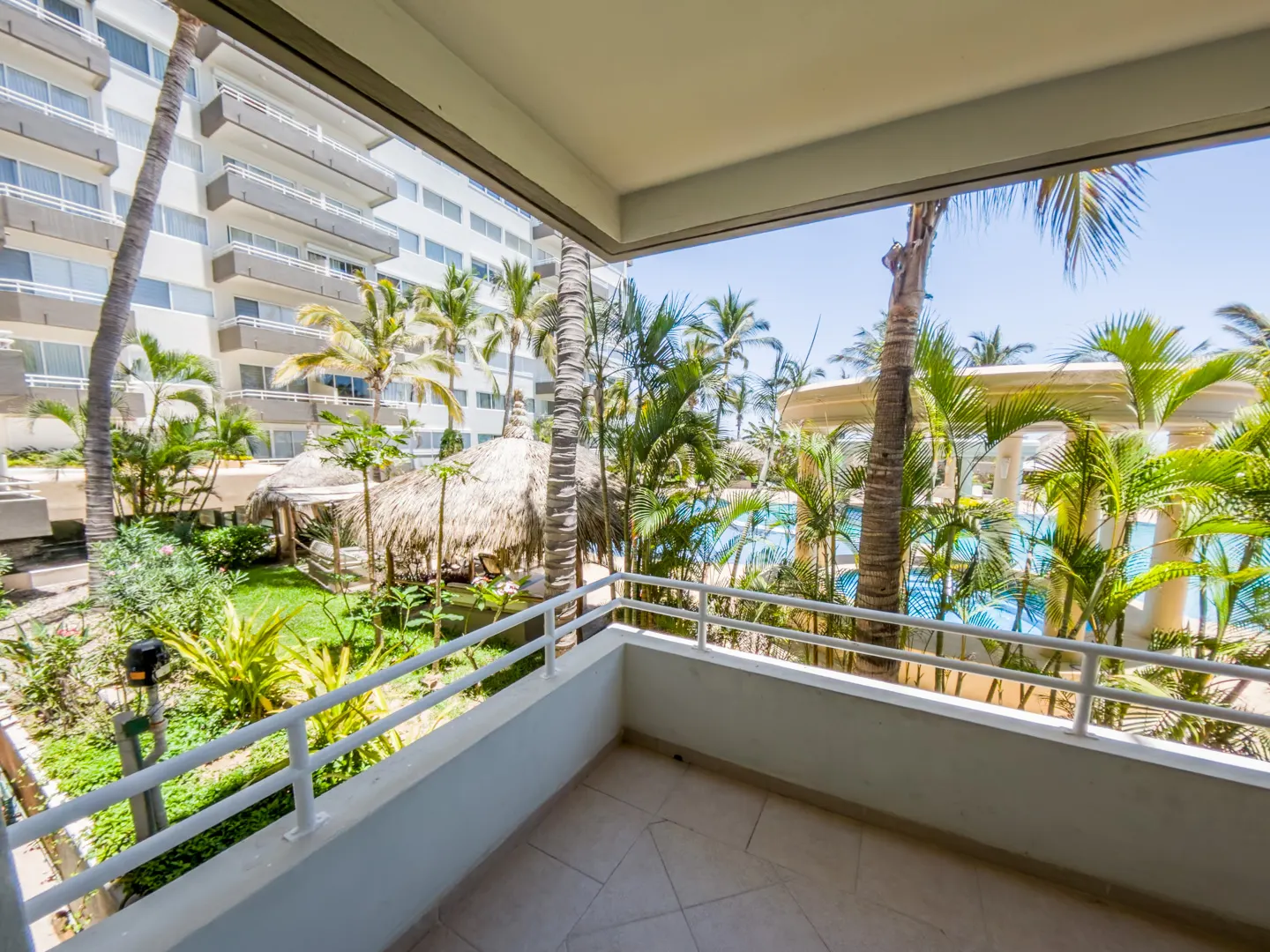 terraza con vista alberca departamento venta quintas II