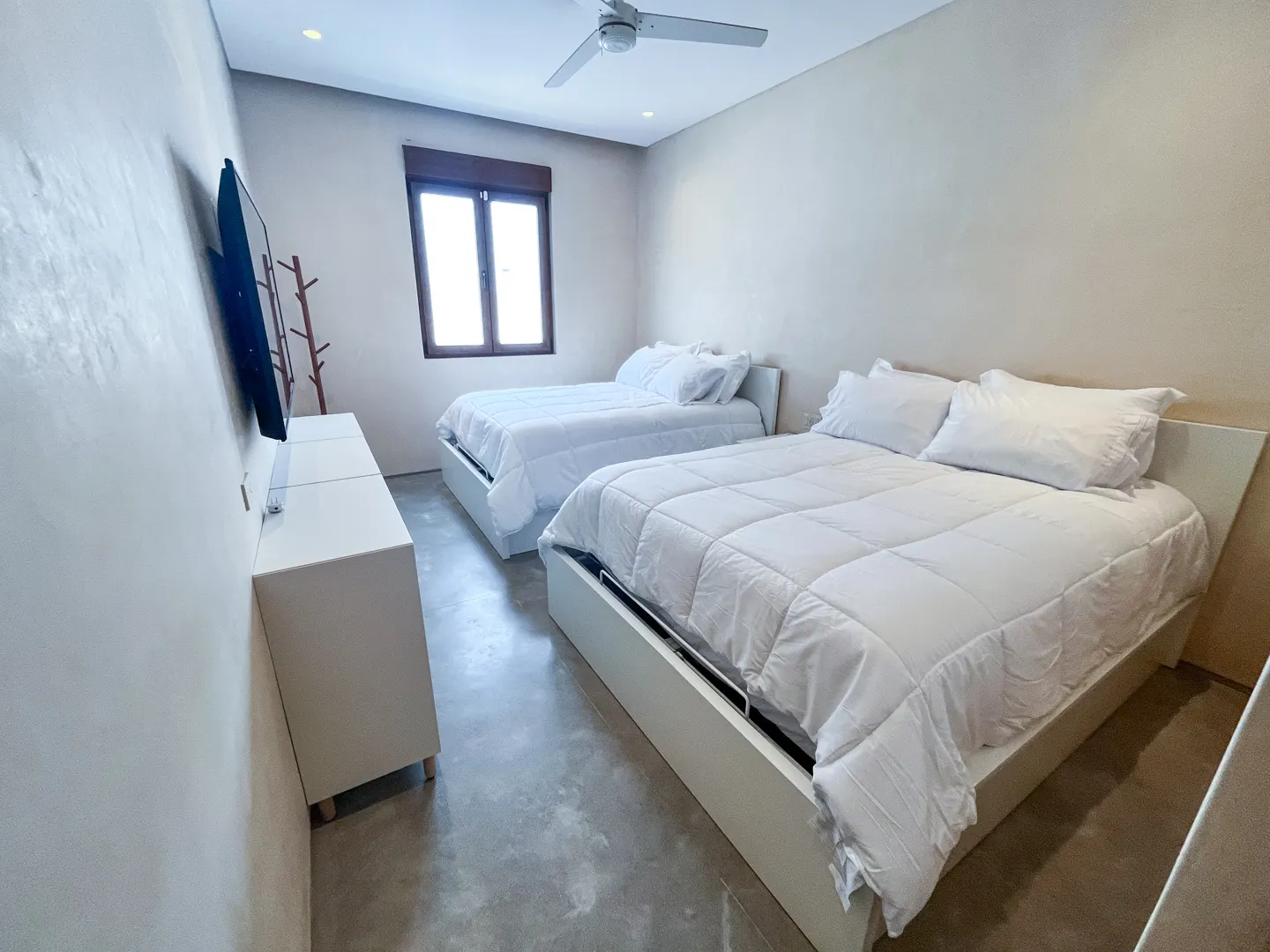 recamara principal con televisión casa renta playa brujas