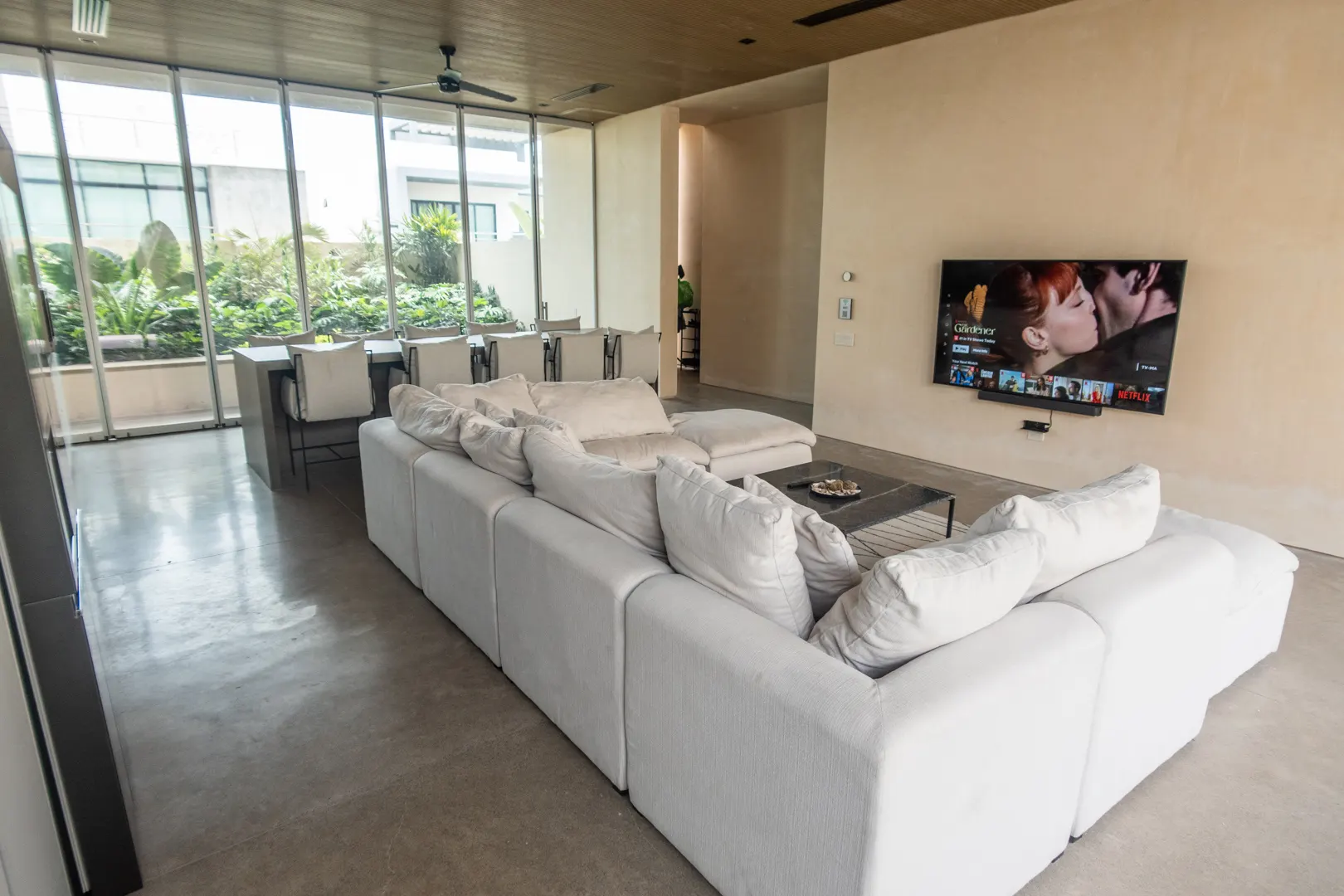 sala y televisión casa renta playa brujas