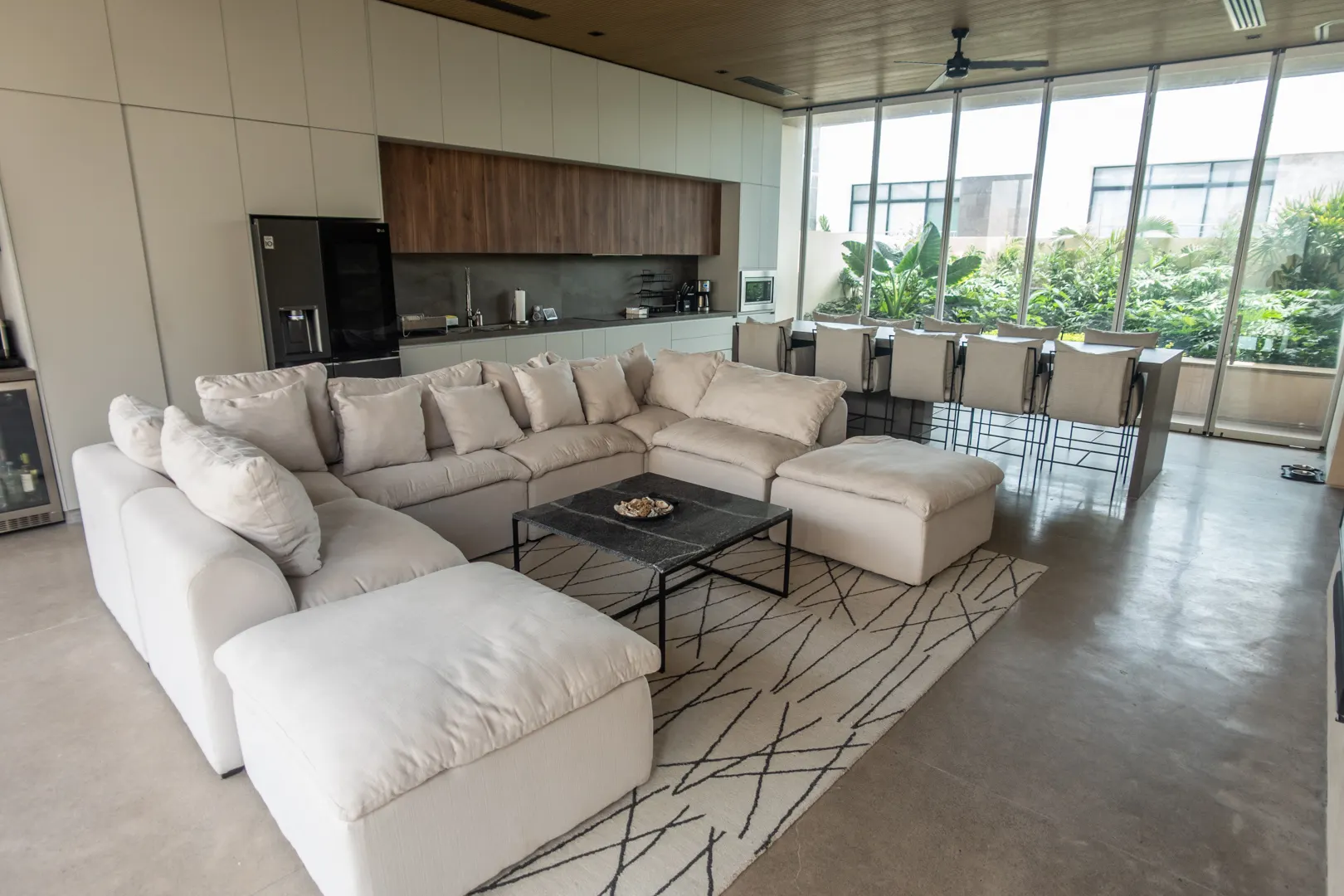 sala con sillones casa renta playa brujas