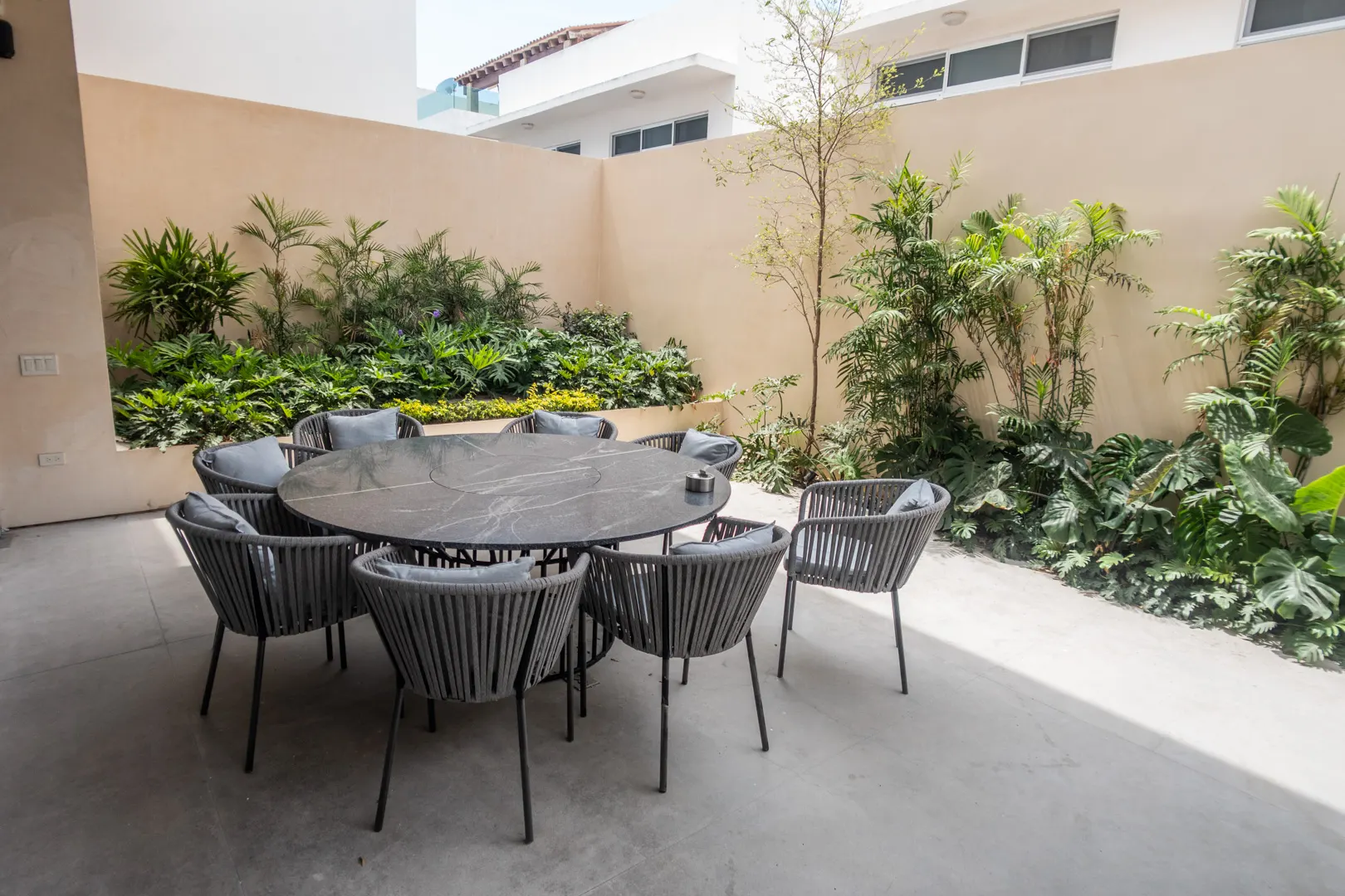 amplio patio con mesa y sillas casa renta playa brujas