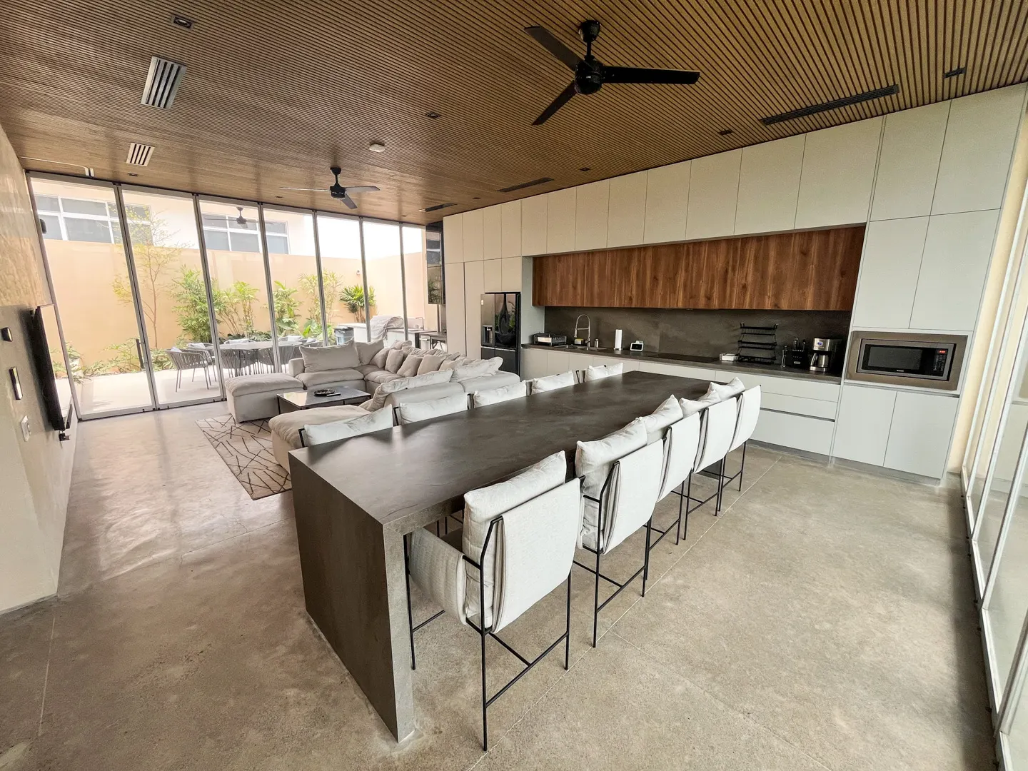 cocina desayunador y sala casa renta playa brujas