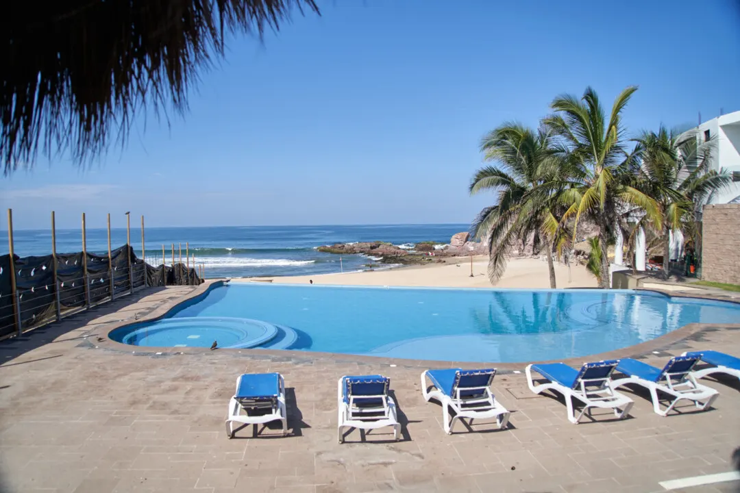 espacio de descanso frente alberca casa renta playa brujas