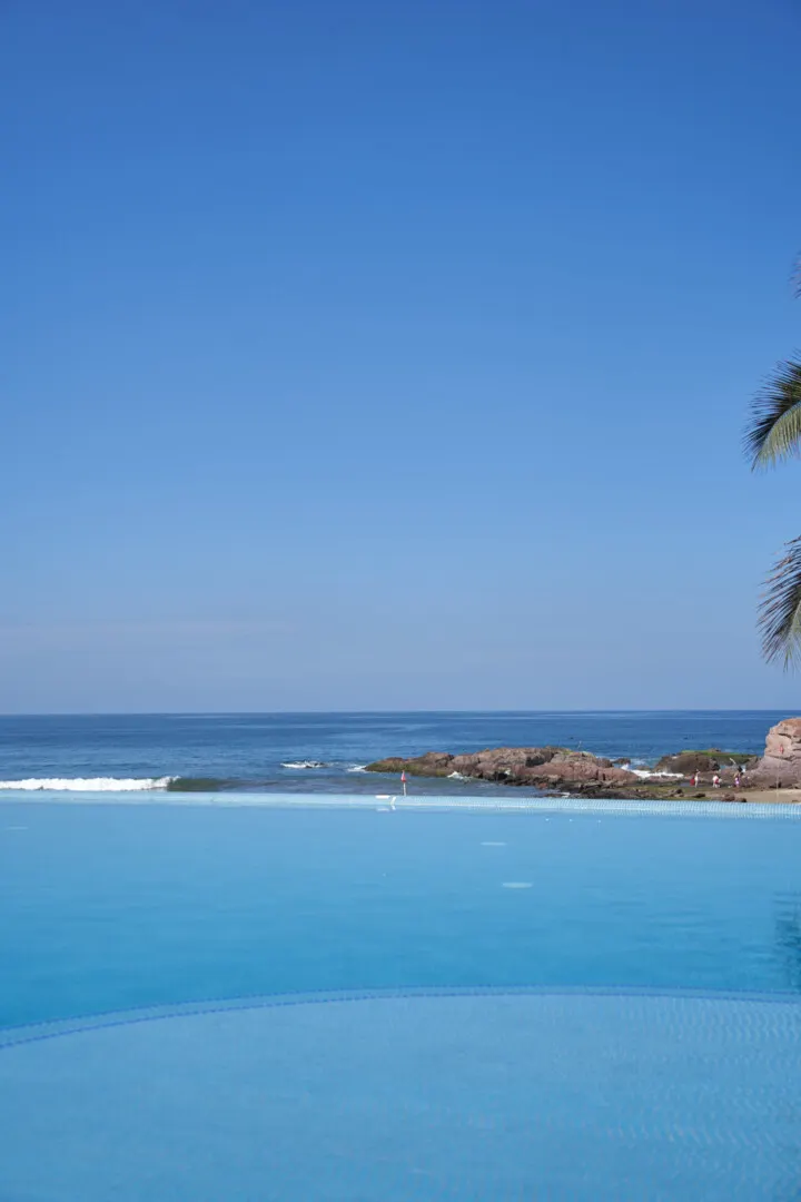 alberca vista a la playa casa renta playa brujas