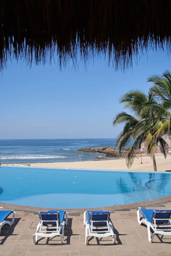 alberca con vista a la playa casa renta playa brujas