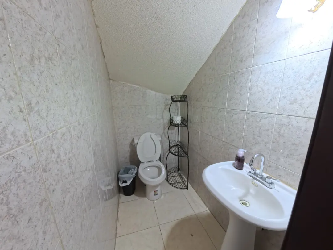 baño con lava manos casa venta sábalo country en zona dorada