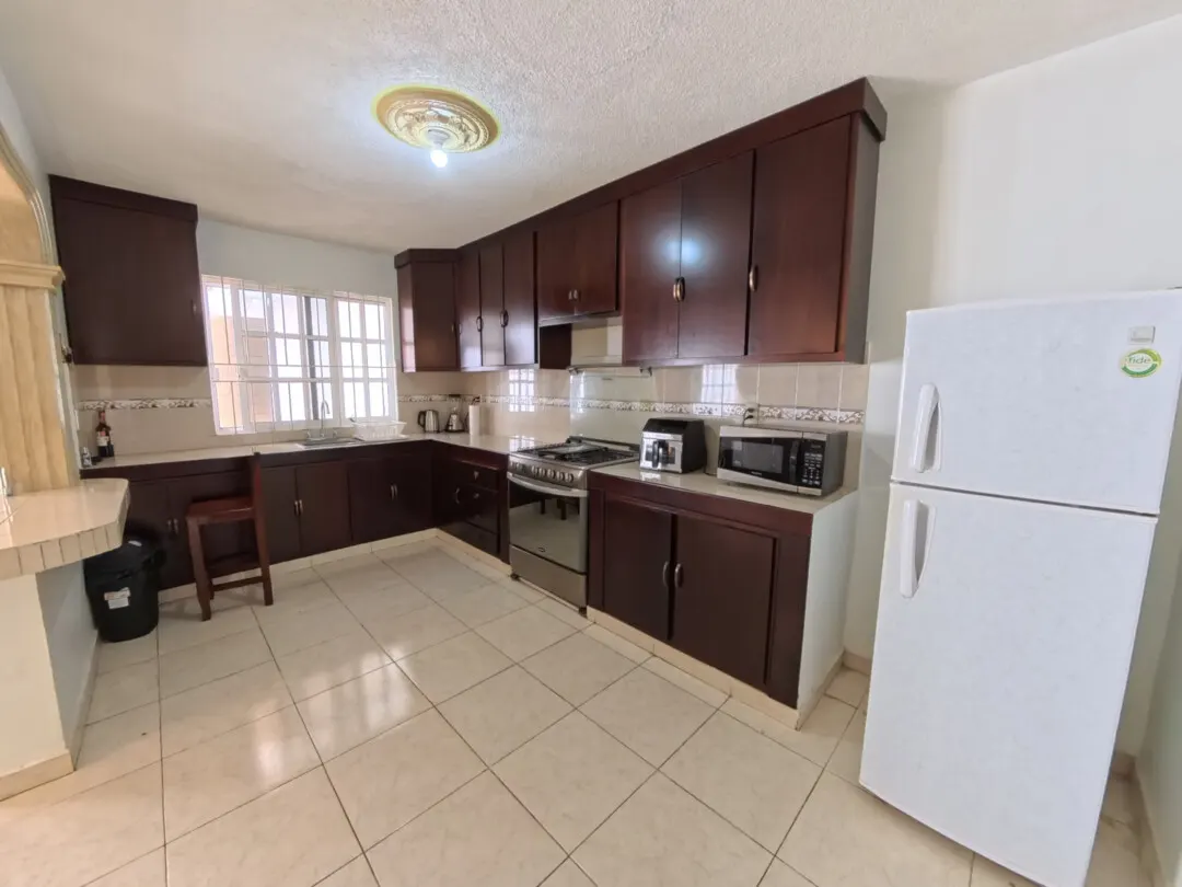 cocina con electrodomésticos casa venta sábalo country en zona dorada