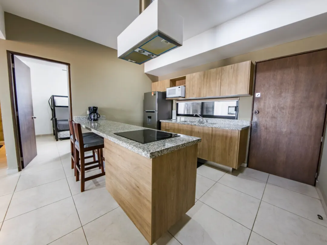 cocina equipada y desayunador departamento venta torre baluarte