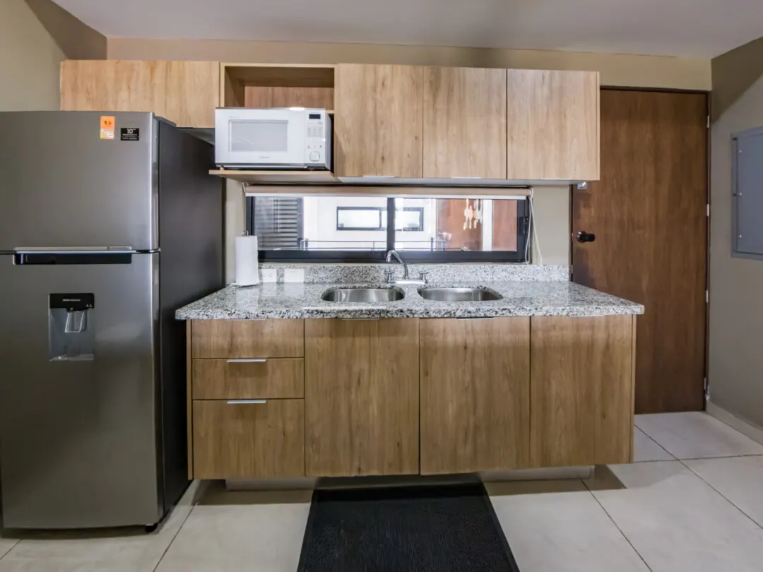 cocina equipada con electrodomesticos departamento venta torre baluarte