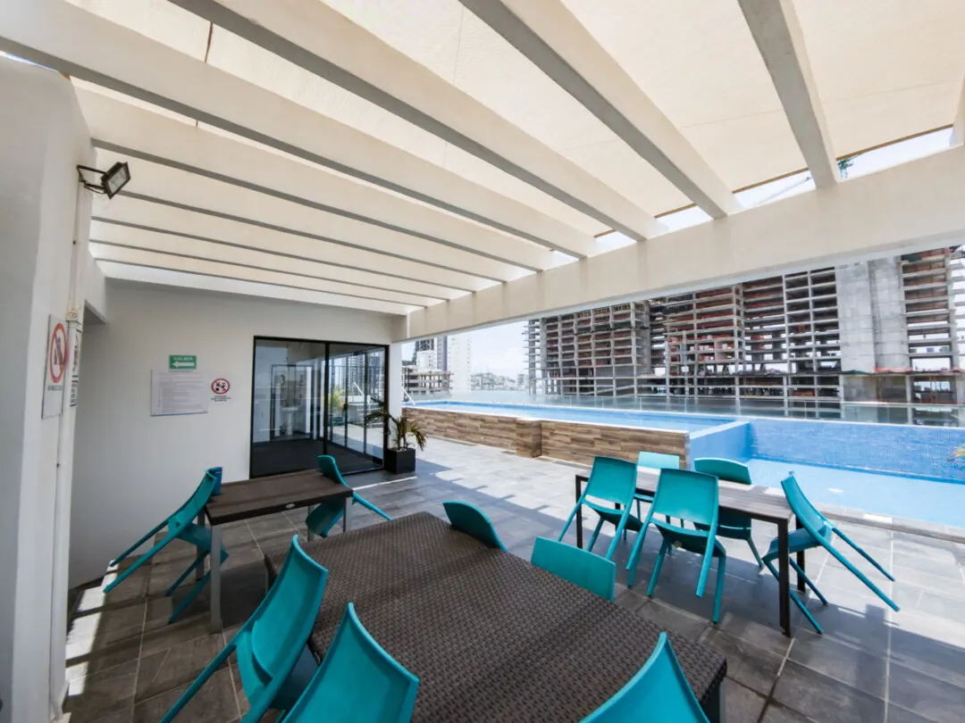 mesas y sillas frente alberca departamento venta torre baluarte
