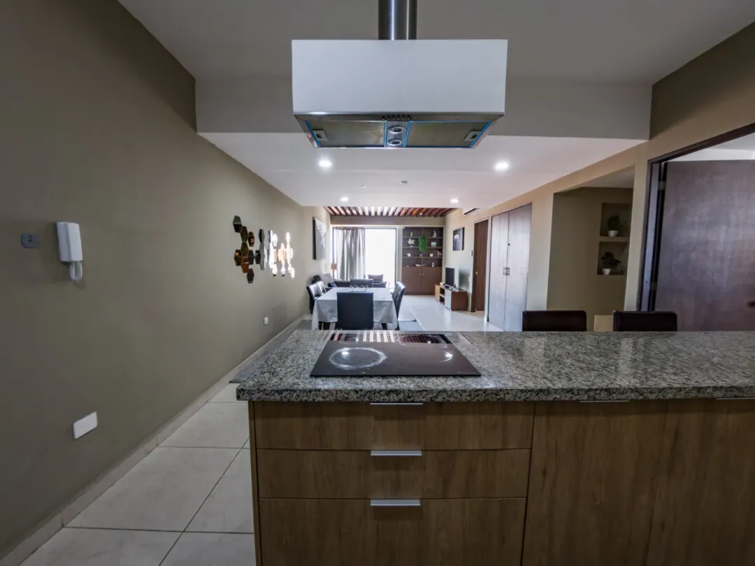 cocina con campana departamento venta torre baluarte