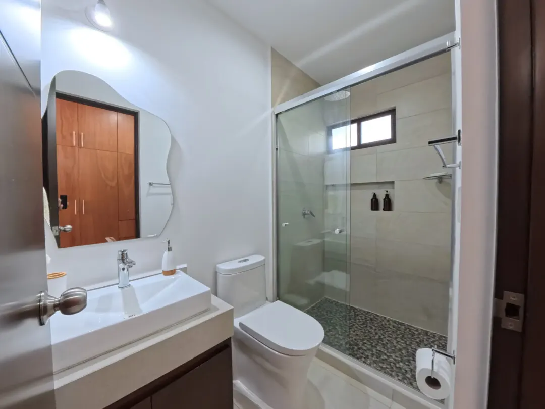 baño completo habitación principal departamento renta oceana cerritos