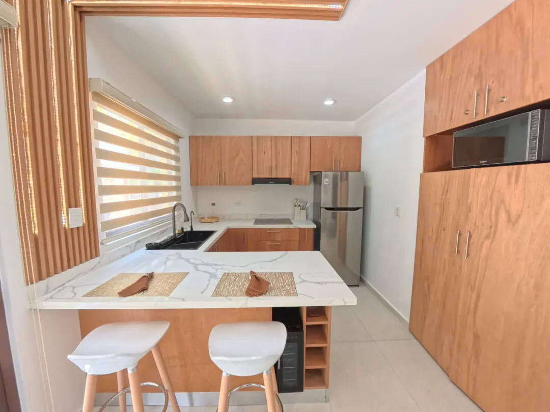 cocina y desayunador departamento renta oceana cerritos