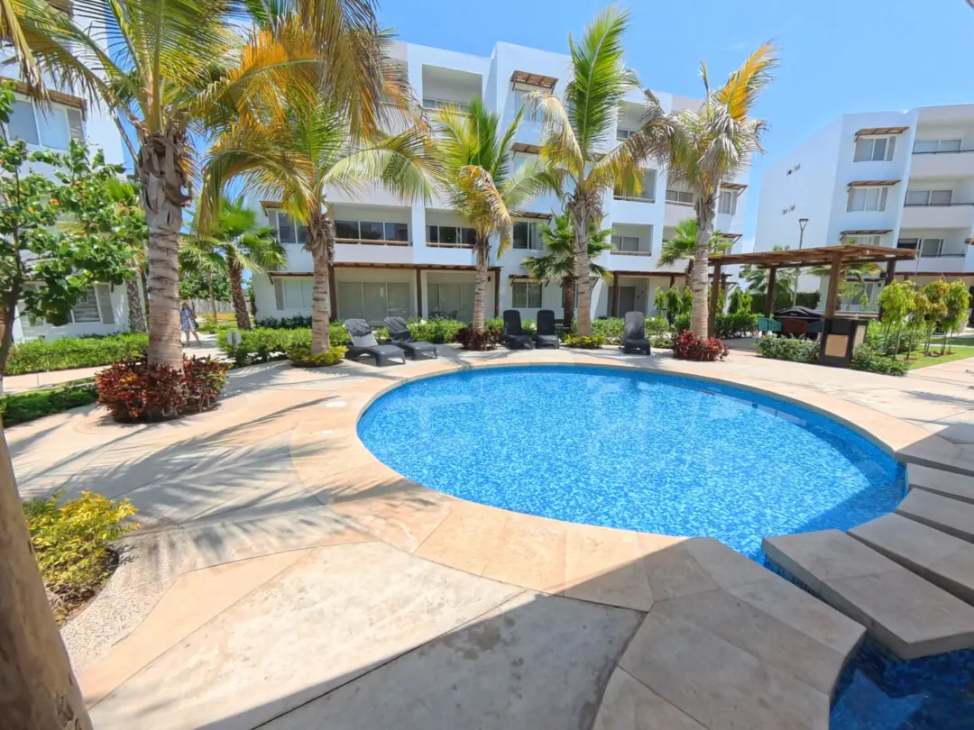 alberca y camastros departamento venta almarena