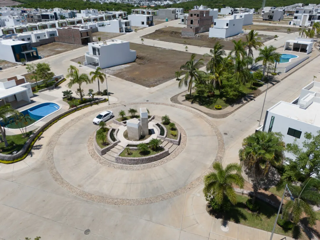 Casa club y alberca principal de Coto Platino Norte en Real del Valle.