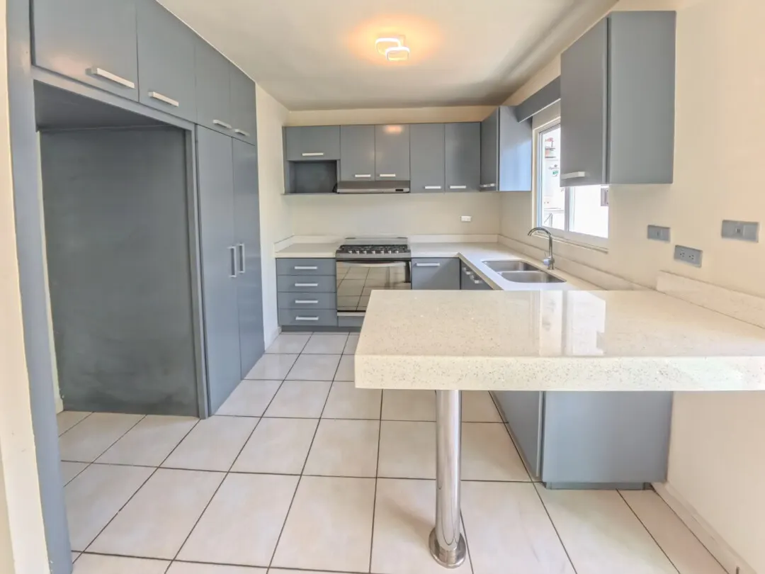 cocina equipada con desayunado de casa en venta en hacienda del seminario mazatlán