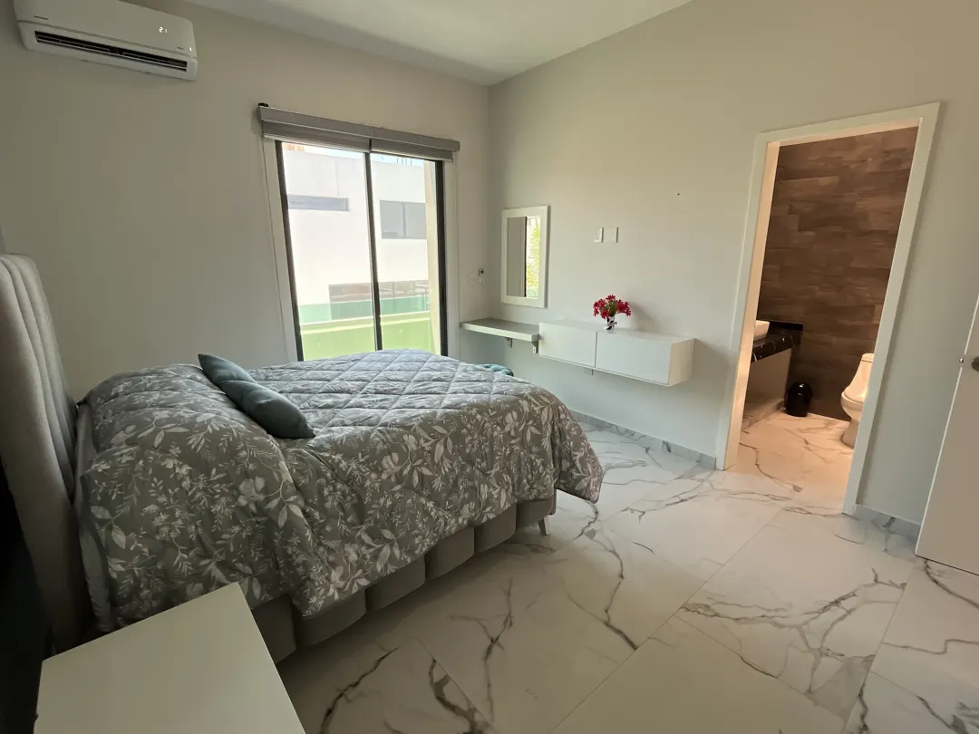 recamara secundaria con balcon y tocador Casa en venta Altabrisa Residencial Cerritos Mazatlan