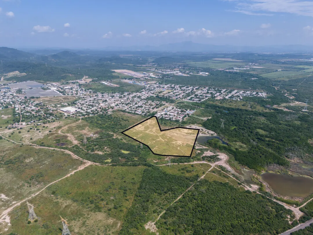 Superficie plana de terreno en venta en Mazatlán apta para proyecto habitacional