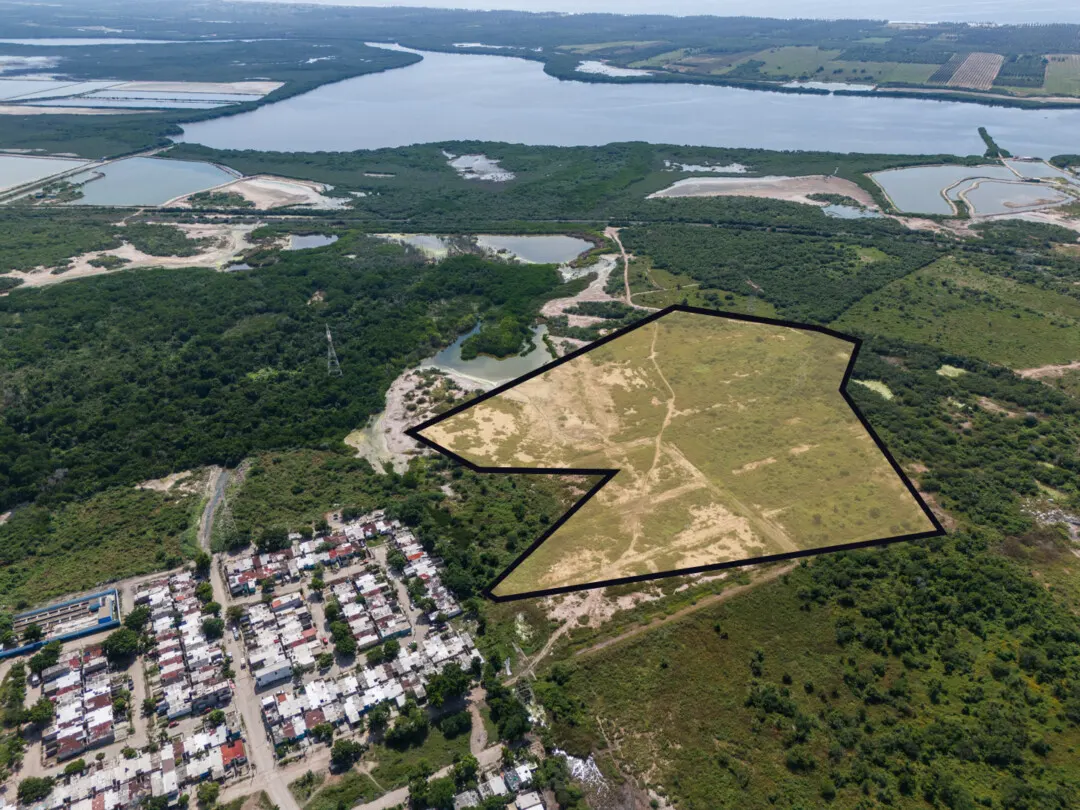 Entorno urbano consolidado de terreno habitacional en venta en Mazatlán desde drone