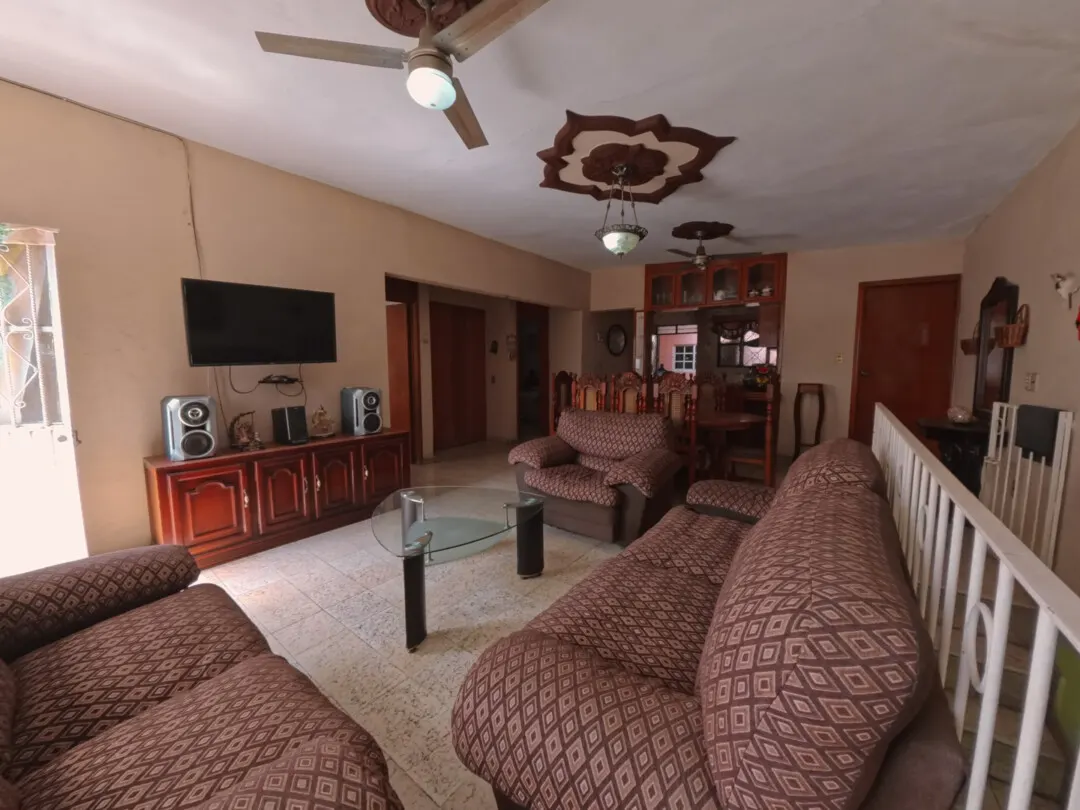 Sala con televisión casa en venta Juárez