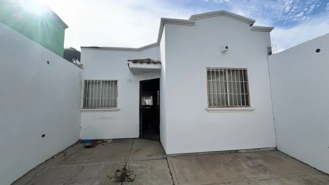 Fachada de casa en esquina en Las Mañanitas Mazatlán con cochera amplia para dos vehículos