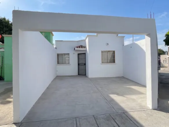 Casa en esquina en Las Mañanitas Mazatlán con cochera amplia para dos vehículos