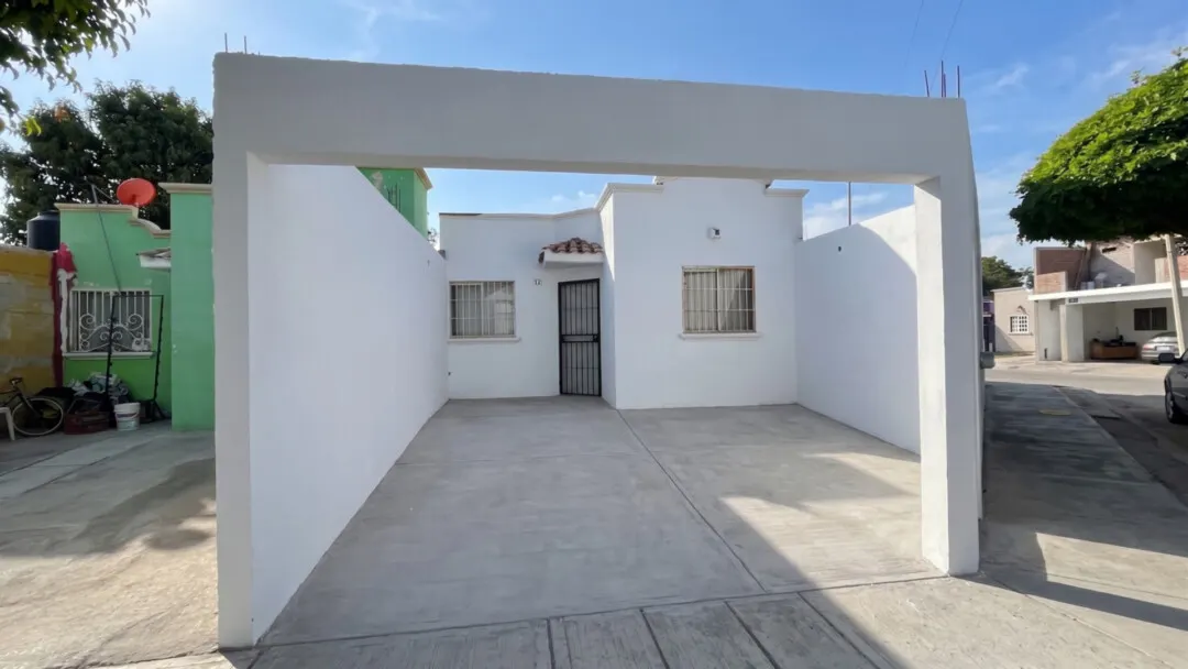 Casa en esquina en Las Mañanitas Mazatlán con cochera amplia para dos vehículos