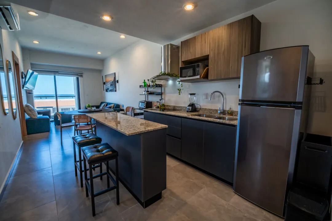 Depa zafira Daniel-3 Cocina integral con isla y vista al mar — Torre Zafira, Zona Dorada Mazatlán
