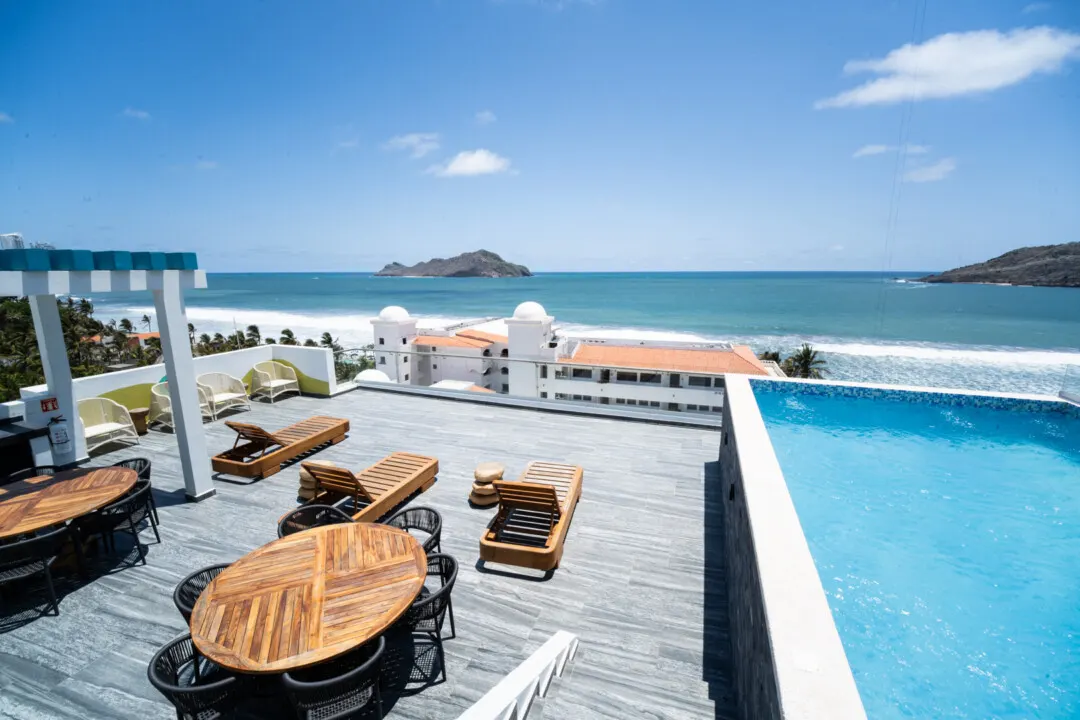 Depa zafira Daniel-32 Alberca elevada tipo infinity con camastros — Torre Zafira, Sábalo Country