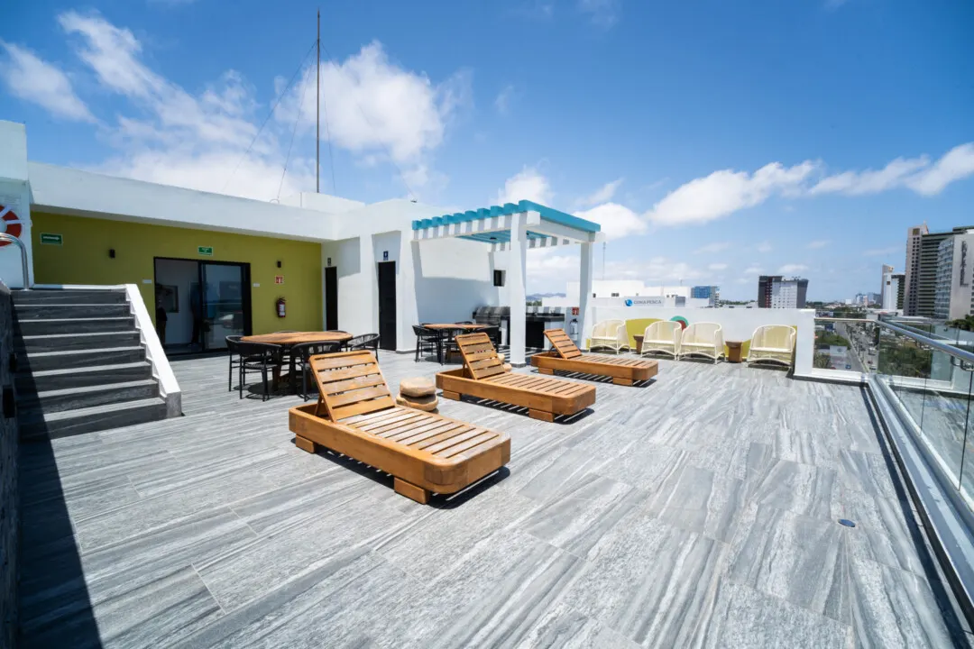 Depa zafira Daniel-35 Terraza con pérgola y camastros en piso 9 — Torre Zafira, Zona Dorada Mazatlán