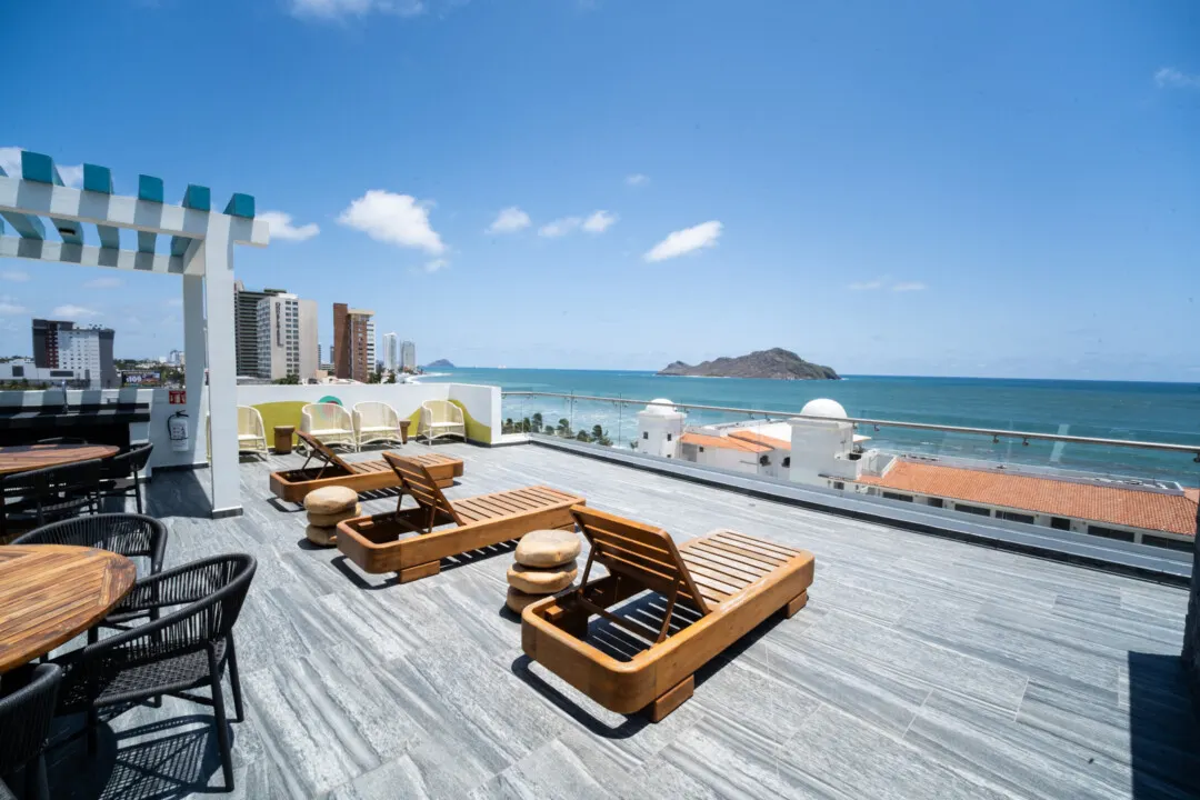 Depa zafira Daniel-36 Terraza con pérgola y camastros, vista al mar — Torre Zafira, Zona Dorada Mazatlán