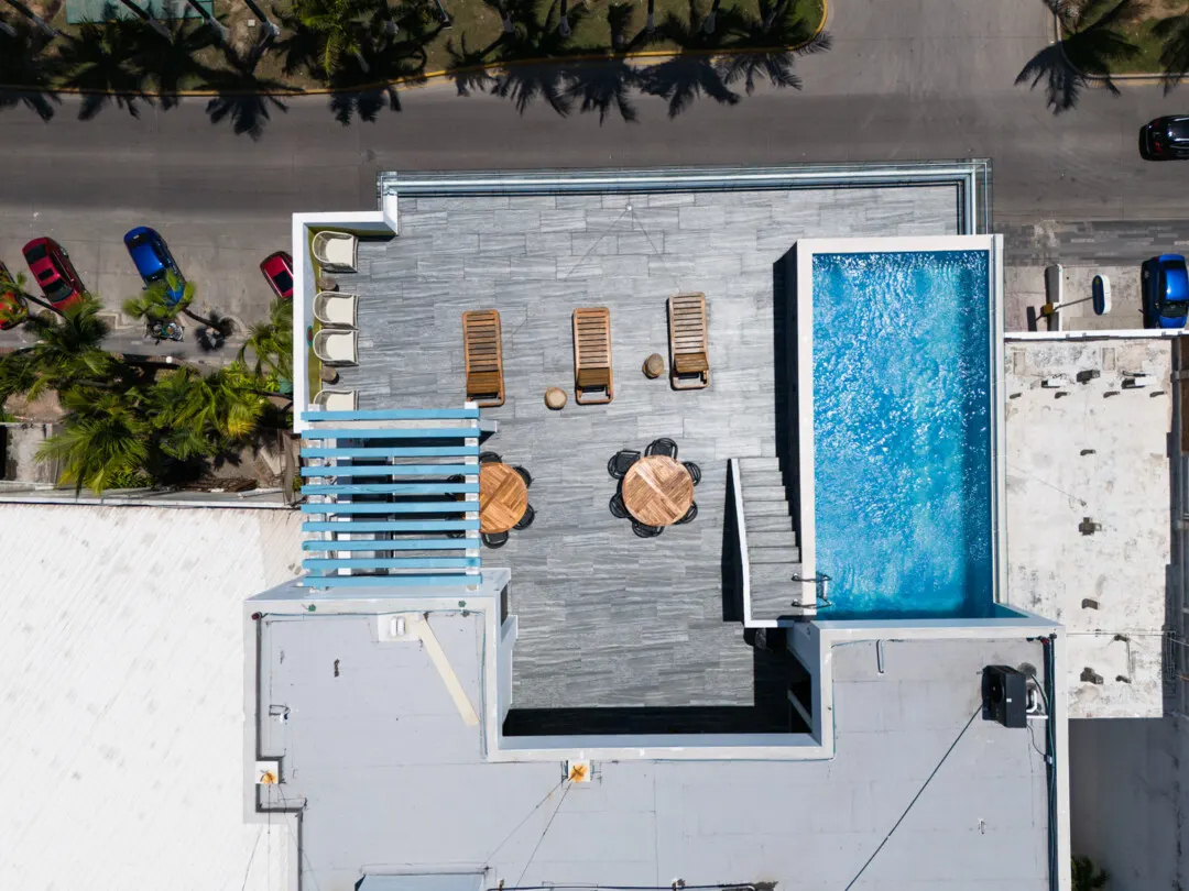 default Vista aérea de la alberca infinity y terraza — Torre Zafira, Zona Dorada
