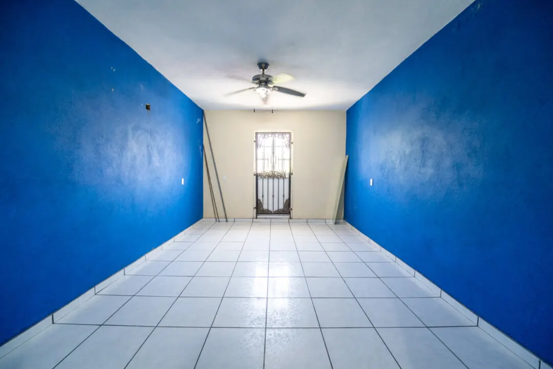 Casa Venados Daniel-14 Recámara con paredes en azul y piso de loseta — Casa Los Venados